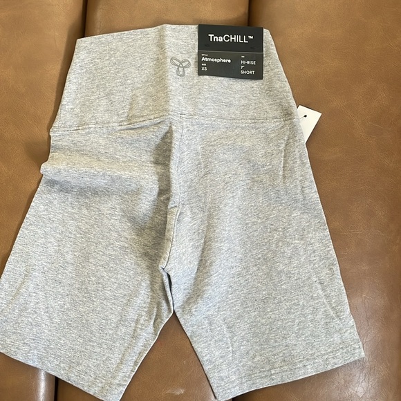 BNWT Aritzia TNA Chill 7” Hi Rise Shorts - Picture 4 of 5